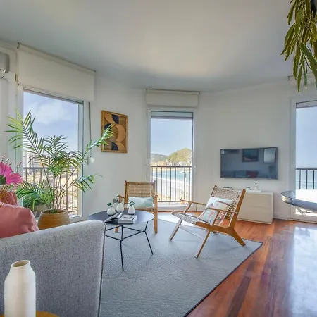 Sea Views From 4 Balconies Walk Score 90 *
